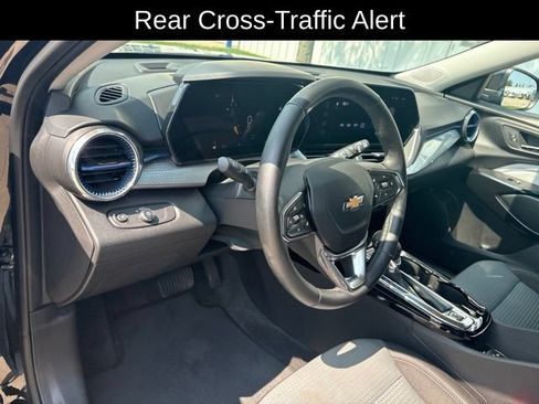 Used 2024 Chevrolet Trax LT w/ Driver Confidence Package FWD image 11