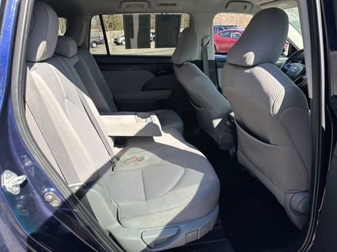 Used 2022 Toyota Highlander LE AWD/4WD image 14
