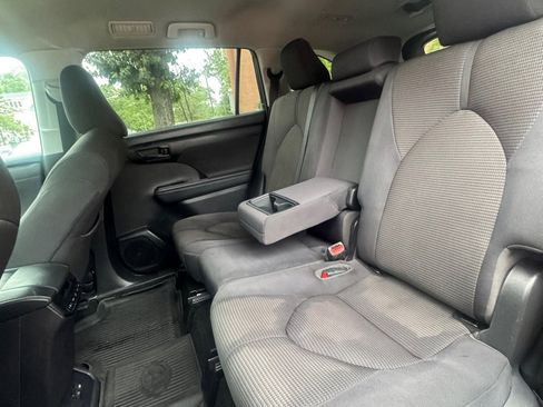 Used 2022 Toyota Highlander L image 12