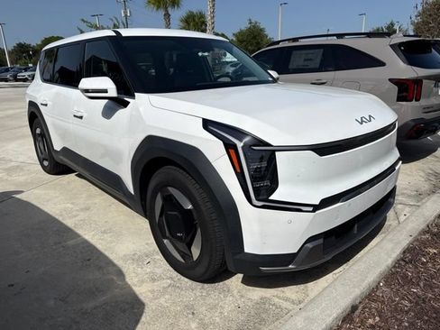 Used 2024 Kia EV9 Light Long Range RWD image 2