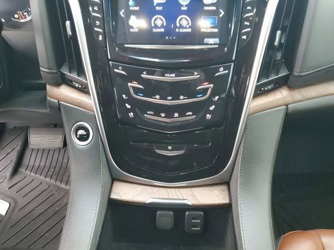 Used 2018 Cadillac Escalade Luxury image 43