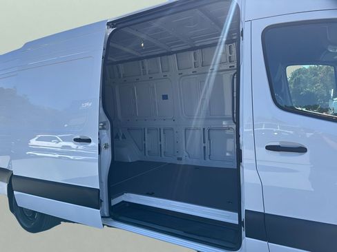 Used 2025 Mercedes-Benz Sprinter 2500 image 21