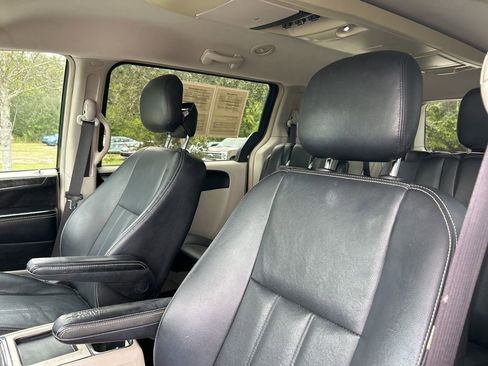 Used 2014 Chrysler Town & Country Touring image 20