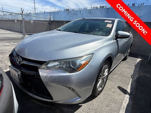 Used 2015 Toyota Camry SE FWD image 2