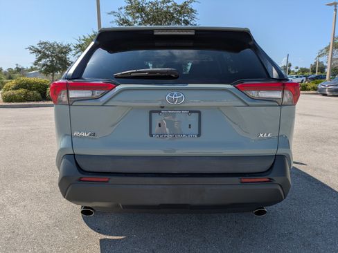 Used 2021 Toyota RAV4 XLE w/ Convenience Package FWD image 5