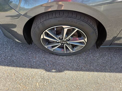 Used 2024 Kia Forte LXS image 9