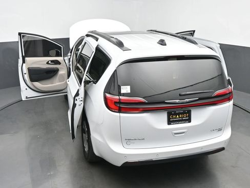 Used 2023 Chrysler Pacifica Limited AWD/4WD image 62