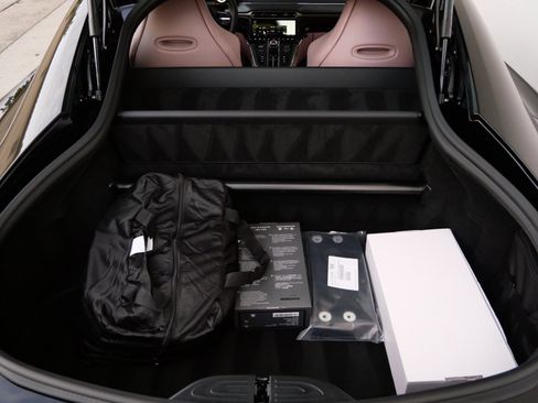 Used 2025 Aston Martin V8 Vantage Coupe image 24