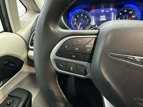 Used 2023 Chrysler Pacifica Touring-L FWD image 28