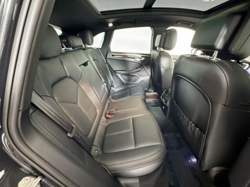 Certified 2025 Porsche Macan AWD/4WD image 24