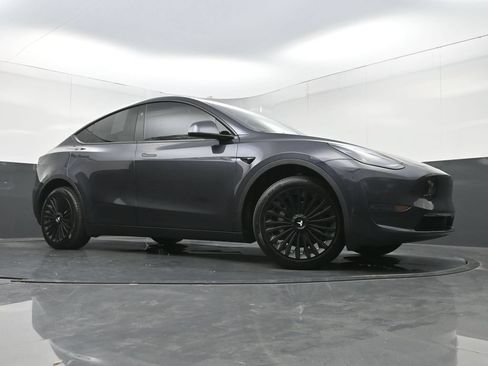 Used 2024 Tesla Model Y Long Range AWD/4WD image 23