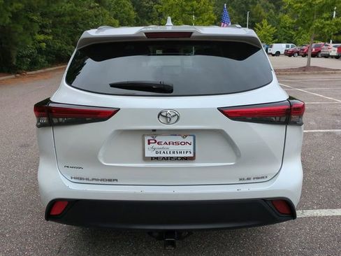 Used 2023 Toyota Highlander XLE AWD/4WD image 5