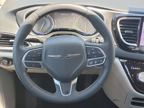 Used 2023 Chrysler Pacifica Touring-L FWD image 15