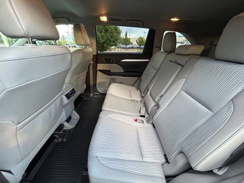 Used 2018 Toyota Highlander Plus AWD/4WD image 27