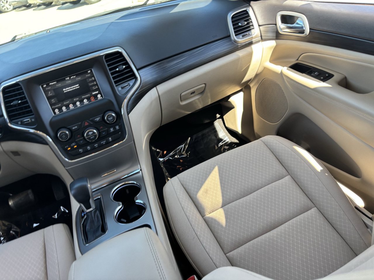 Used 2021 Jeep Grand Cherokee Laredo AWD/4WD image 14