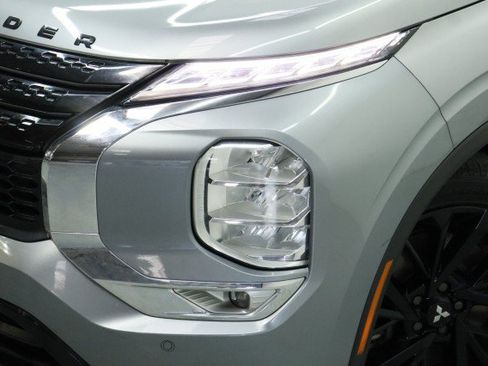 Used 2024 Mitsubishi Outlander SE FWD image 2
