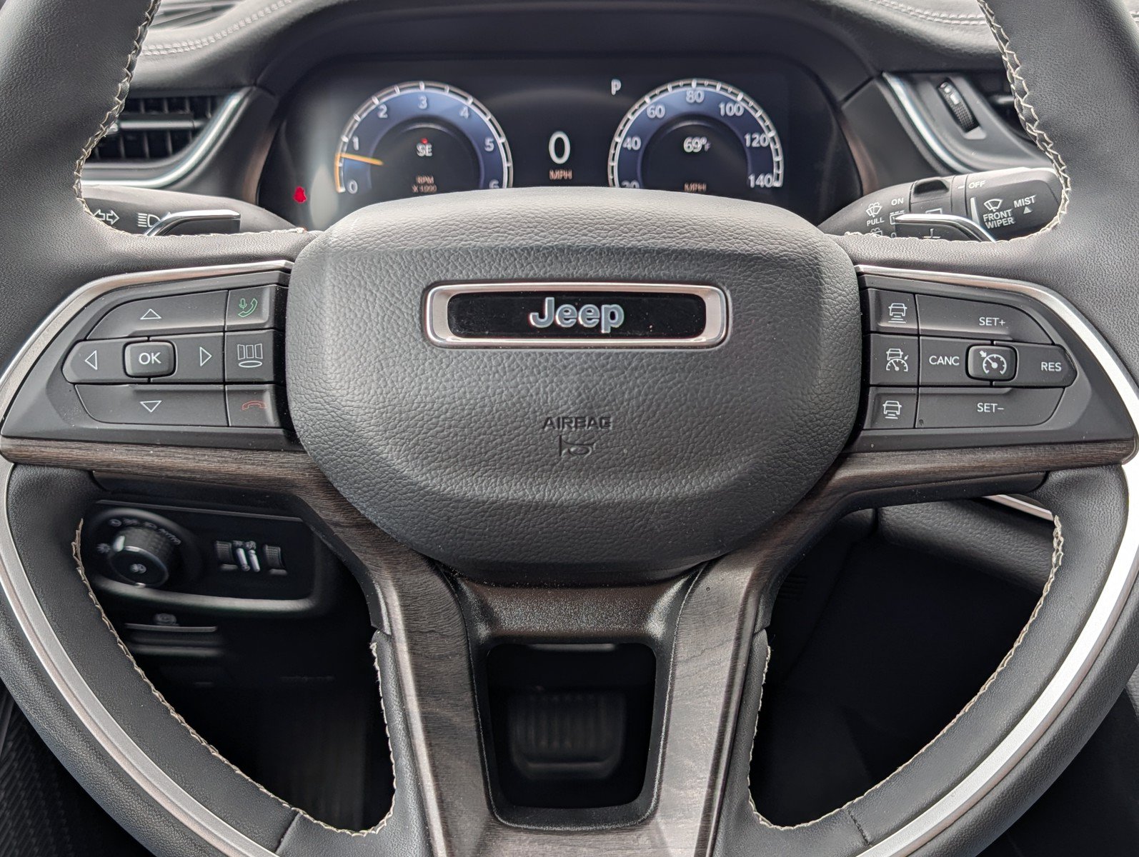 Used 2024 Jeep Grand Cherokee L Limited AWD/4WD image 25