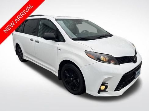 Used 2020 Toyota Sienna SE w/ SE Preferred Package image 1