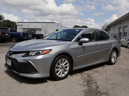 Used 2022 Toyota Camry LE AWD/4WD image 3