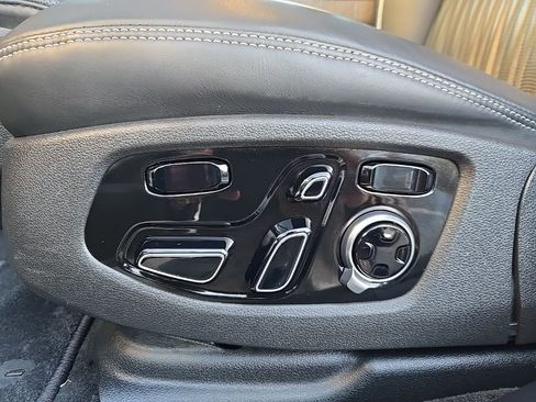 Used 2022 Genesis G90 3.3T Premium image 11