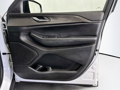 Used 2023 Jeep Grand Cherokee L Laredo image 35