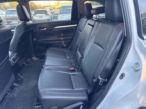 Used 2019 Toyota Highlander XLE image 6