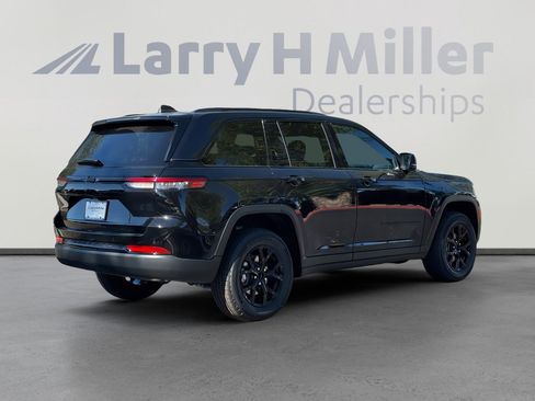 New 2025 Jeep Grand Cherokee Altitude image 6