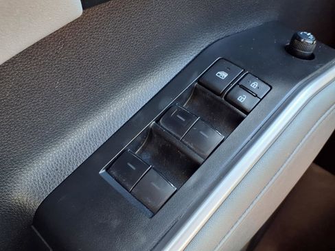 Used 2023 Toyota Highlander XLE FWD image 11