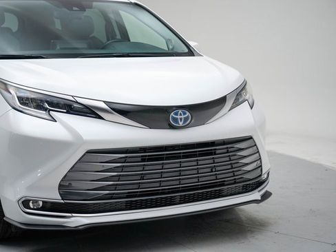 Used 2022 Toyota Sienna Limited image 9