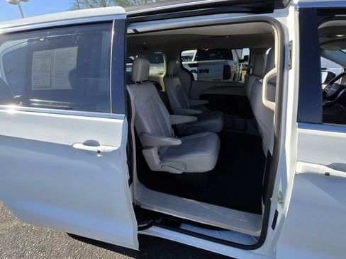 Used 2021 Chrysler Voyager Lxi image 37