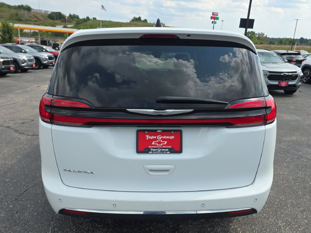 Used 2023 Chrysler Pacifica Touring-L FWD image 7