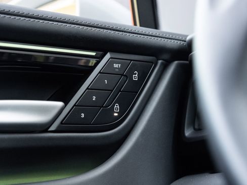 Certified 2025 Porsche Macan Electric image 19