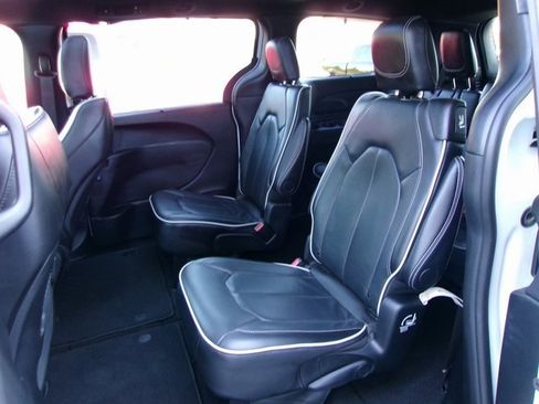 Used 2025 Chrysler Pacifica Limited image 19