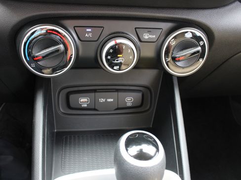 Used 2025 Hyundai Venue SE FWD image 19