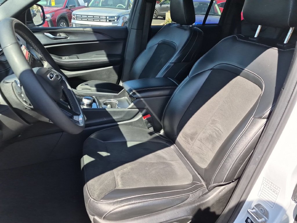Used 2025 Jeep Grand Cherokee Altitude AWD/4WD image 25