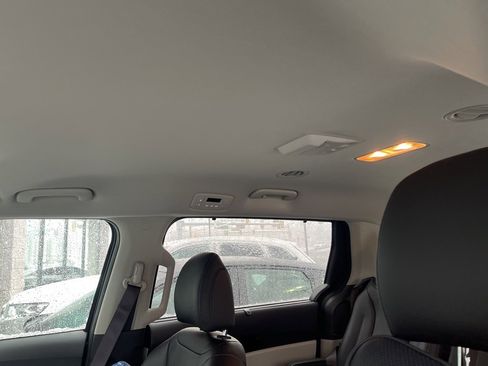 Used 2024 Kia Carnival EX image 5