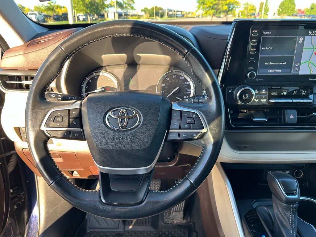 Used 2022 Toyota Highlander XLE AWD/4WD image 23