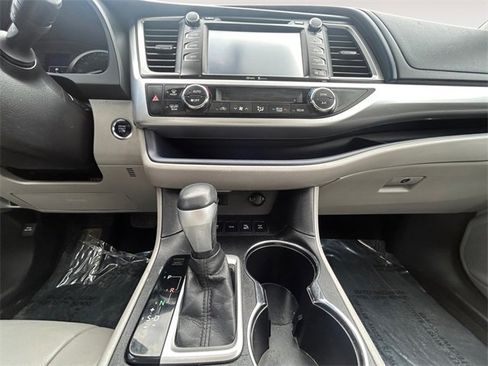 Used 2015 Toyota Highlander XLE image 11