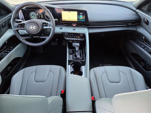 Used 2025 Hyundai Elantra Limited image 16