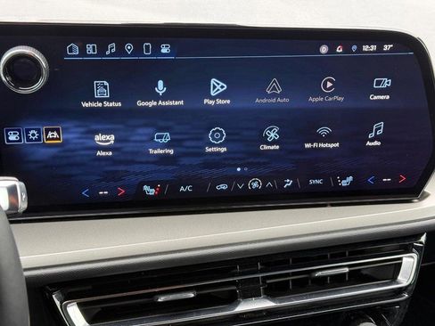 Used 2025 Chevrolet Traverse LT image 17