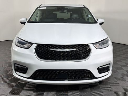 Used 2023 Chrysler Pacifica Touring-L FWD image 5
