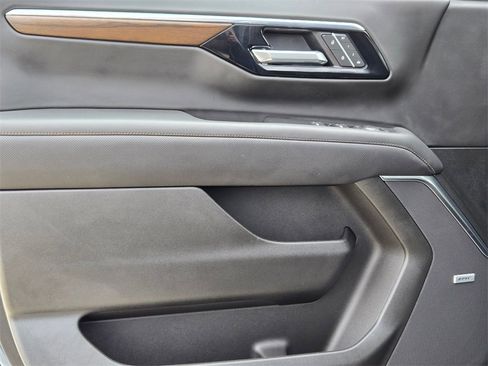 Used 2025 Chevrolet Suburban High Country image 11