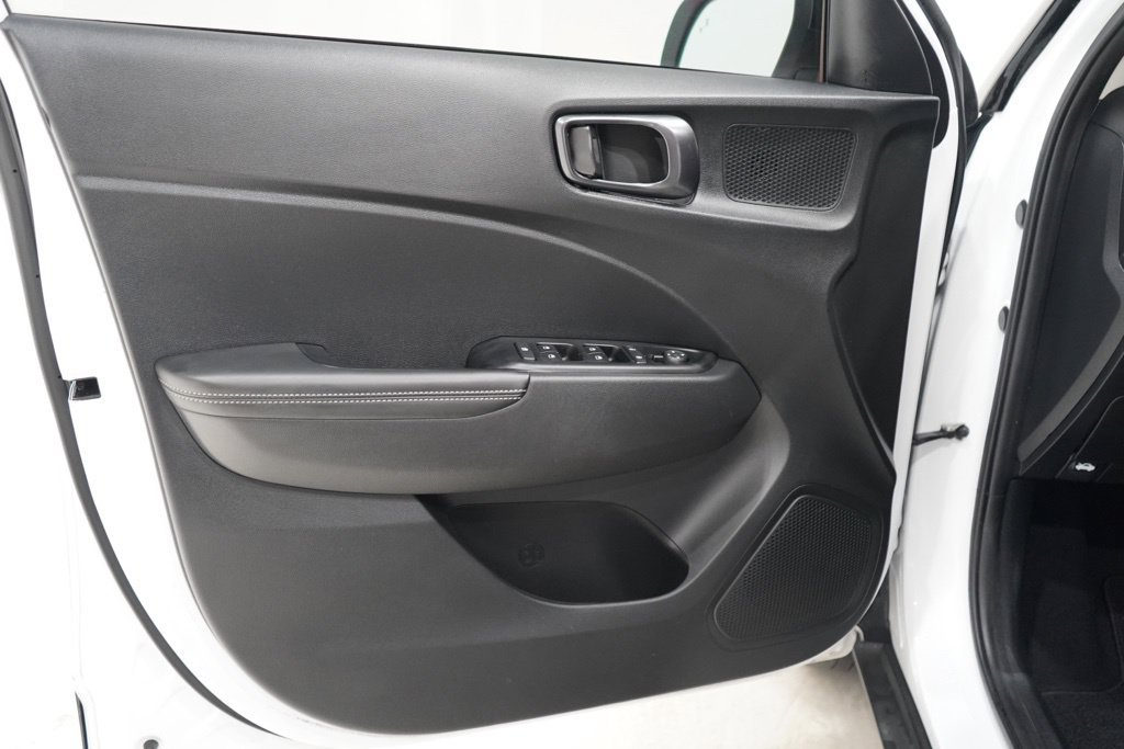 Used 2024 Hyundai Venue Limited FWD image 19