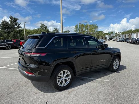Used 2023 Jeep Grand Cherokee Limited AWD/4WD image 3