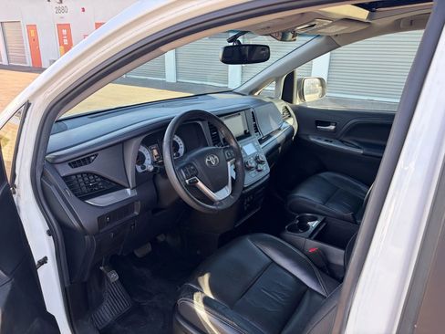 Used 2017 Toyota Sienna SE image 10