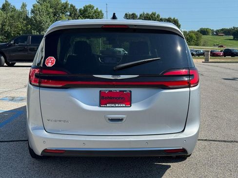 Used 2024 Chrysler Pacifica Touring-L FWD image 5