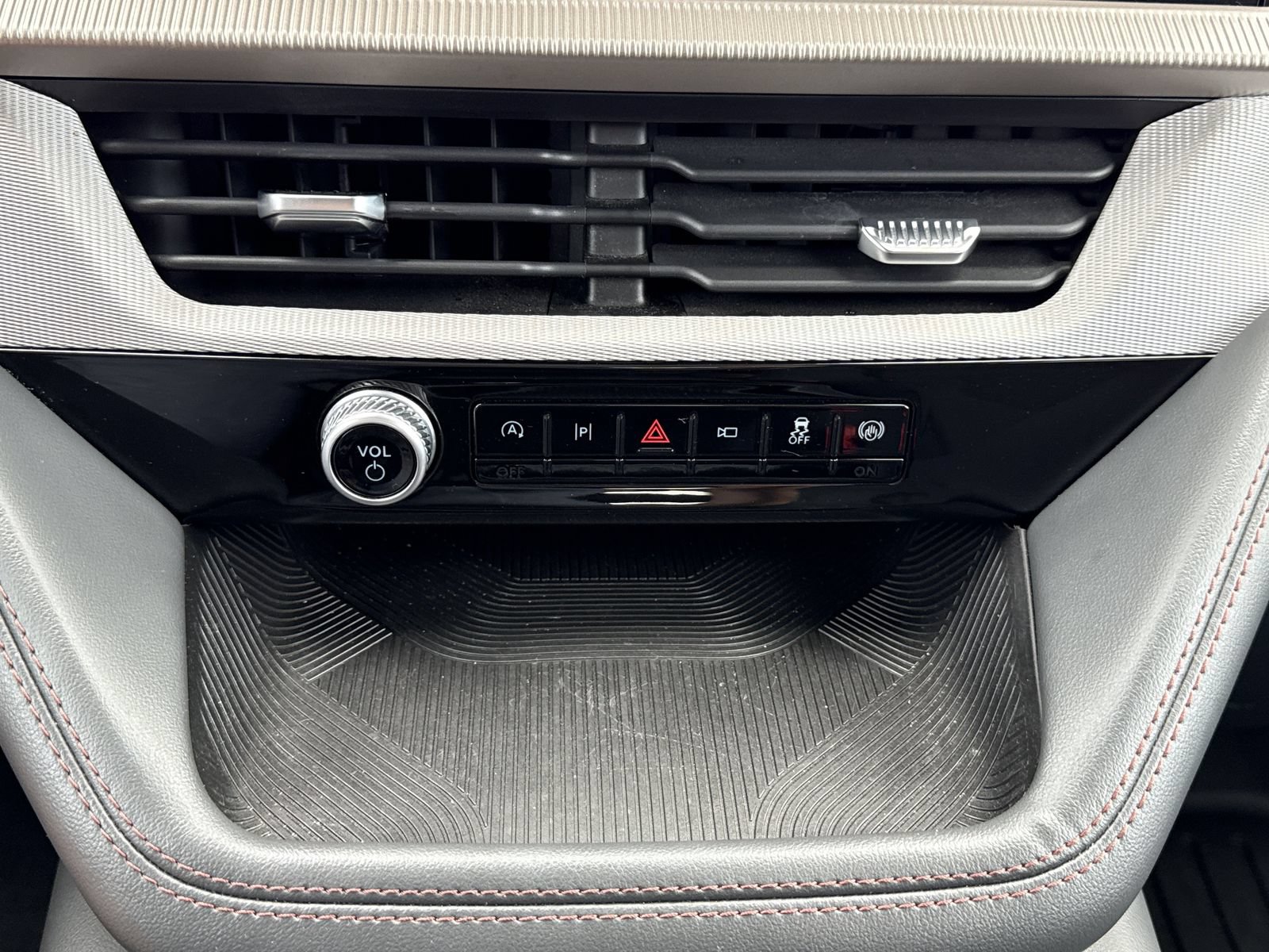 Used 2025 Ford Explorer Active RWD image 29