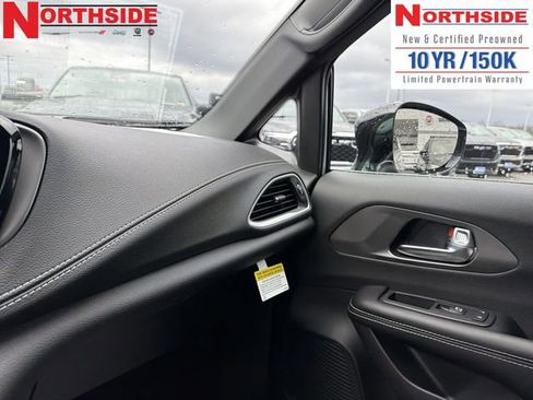 New 2026 Chrysler Pacifica Select image 26