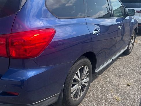 Used 2018 Nissan Pathfinder SV FWD image 2