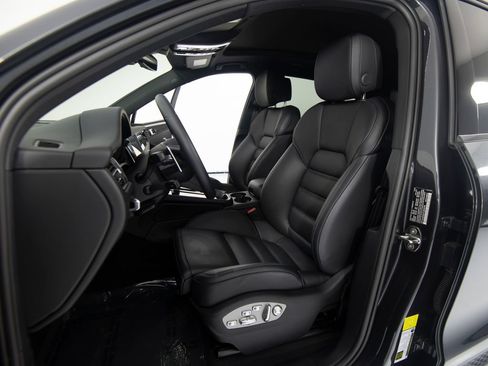 Certified 2026 Porsche Macan AWD/4WD image 54